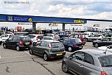30-06-2023 Breda - Het is topdrukte bij het tankstation van de MAKRO . Allemaal mensen die nog even de tank willen vol gooien omdat morgen de brandstof fors duurder gaat worden.  - Fotokrant