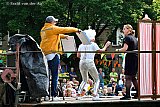 12-09-2021 Ulvenhout - De toneelvereniging in het kerkdorp gaf buiten op verschillende veldjes voor de inwoners toneelvoorstellingen op een platte kar.  - Fotokrant