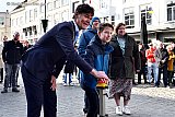 02-04-2022 Breda - Samen met het broertje van Tijn drukte de burgemeester op de knop en stelde Tijns Waterplein in werking. - Fotokrant