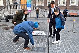 02-04-2022 Breda - Voorafgaande aan het in werking stellen van Tijns Waterplein werd er een gedenksteen voor de overleden Nagelheld onthuld. Tijn werd beroemd door zijn nagellakactie die hij hield bij het glazen huis. - Fotokrant