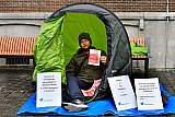 09-03-2023 Breda - Dakloze Thomas is boos en zit in zijn tentje op de Grote Markt. Hij is de daklozeopvang uitgezet omdat hij hulp verleende aan iemand die onwel werd. Aldus advocaat Peter Schouten die zijn steun kwam betuigen aan de dakloze. - Fotokrant