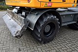 09&ndash;09-2019 Breda - De graafmachine is aan de achterkant beschadigd. De chauffeur heeft een engeltje op zijn schouder gehad. - Fotokrant