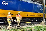 09&ndash;09-2019 Breda - Uit de trein liepen tientalle liters koelvloeistof. Deze konden in een speciale zak worden opgevangen.  - Fotokrant