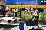 09&ndash;09-2019 Breda - De ca 100 liter koelvloeistof van de trein werd door de brandweer in vaten afgevoerd. - Fotokrant