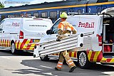 18-05-2021  Prinsenbeek -Pro Rail incidentenbestrijding kwam ter plaatse en legde een noodbrug tussen de trein die betrokken was bij de aanrijding en een andere trein die op het naastgelegen spoor was gezet.  - Fotokrant