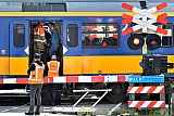 18-05-2021  Prinsenbeek - Via de loopbrug  stapte de reizigers over naar een andere trein die hen naar Rotterdam bracht. - Fotokrant