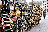 04-04-2021 Breda - 1e Paasdag . Ondanks dringende verzoeken van de horeca om de terrassen te openen blijven de terrasstoelen opgestapeld staan. - Fotokrant