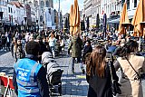 01-05-2021 Breda - Midden op de Grote Markt bekijkt een speciaal aangestelde corona host de mensenmassa. - Fotokrant