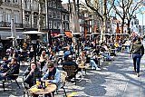 01-05-2021 Breda - Ook op de Grote Markt Zuid voor T Hart van Breda waren ondanks dat het maar 13C was de stoeltjes allemaal bezet. - Fotokrant