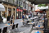 14-10-2020 Breda - Op de Grote Markt bleef overdag het grootste deel van de terrassen leeg. - Fotokrant