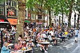 01-06-2020 Breda - Onder de bomen was het op het terras goed toeven na zo lang binnen zitten. De tafels en stoelen waren zo weggezet dat overal 1,5 meter afstand werd gehouden om zo besmettingen van het Coronavirus te voorkomen. - Fotokrant