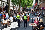 01-06-2020 Breda - De politie was zichtbaar aanwezig en maakte een rondje langs de terrassen. - Fotokrant