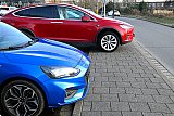 20-02-2026 Breda - Een moderne Tesla is zo groot dat de auto niet in een parkeervak bij het winkelcentrum past . Dus is de auto maar deels op de stoep gezet. - Fotokrant