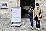10-04-2021 Breda - Voor het eerst is de Grote of Onze Lieve Vrouwekerk weer open. En wel voor de 1e officiele eventtest in de stad. Al vroeg staan toeristen uit Ecuador en Zuid Korea voor de deur om de kerk te bezoeken. Helaas hebben ze geen test gedaan en mogen niet naar binnen. Teleurgesteld wandelen ze dan maar de binnestad van Breda in. 
 - Fotokrant