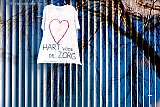 21-03-2020 Breda - Voor verschillende ramen van woningen in de stad hangt een wit tshirt met een hart erop. Inwoners doen dit om tijdens de Coronacrisis zorgmedewerkers een hart onder de riem te steken. - Fotokrant