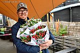 30-04-2022 Breda - ism Breda Maakt Mij Blij is de tulpenoogst van teler Frans gered. De meeste mensen kochten 1 of 2 bosjes tulpen. Deze man nam er 6 mee. - Fotokrant