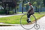 26-09-2021 Ulvenhout - Deelnemer van de Tweed Ride reed door het kerkdorp op een historische fiets. - Fotokrant