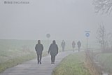27-12-2024 Breda - Wandelaars buiken een dag naar kerst uit in de mist aan de rand van de stad. - Fotokrant