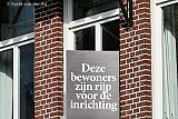 15&ndash;10-2019 Breda - Aan de statige gevel van een pand in de stad hangt een uithangbord met een opmerkelijke tekst. - Fotokrant