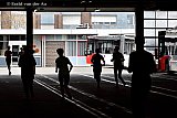 27-03-2022 Breda - De lopers rende door de donkere stalling van de bussen. - Fotokrant