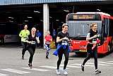 27-03-2022 Breda - En aan de andere kant kwamen de lopers de bussenstalling weer uit en vervolgde hun weg naar het volgende onderdeel. - Fotokrant