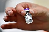 03-05-2021 Bosschenhoofd - De ampul met het Pfizer vaccin is uit de koelkast gehaald. - Fotokrant