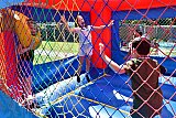 20-07-2020 Breda - In het springkussen konden de kids uit de wijk Heusdenhout zich helemaal uitleven. De Summervibes Vakantiestraat is aan te vragen bij de gemeente. - Fotokrant