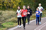 07-11- 2021 Breda - De deelnemers hadden er prima weer op. Hier zijn ze op weg naar de eindstreep die op Breepark was. - Fotokrant
