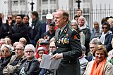 05-05-2025 Breda -  Brigade generaal Han Bouwmeester loopt naar het spreekgestoelte om zijn toespraak te houden. Hij had in zijn toespraak kritiek op de media die lang niet alle conflicten in de wereld voldoende aandacht geeft. Hij gaf daarbij ook enkele voorbeelden. - Fotokrant