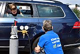 18-07-2020 Hazeldonk - Het controleren van de bandenspanning van deze auto kon op de nodige belangstelling rekenen. - Fotokrant