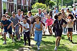 20-07-2020 Breda - Vanwege het Coronavirus gaan veel mensen niet op vakantie. Om toch wat te doen te hebben is vandaag de 1e Vakantiestraat geopend. Kinderen rennen enthousiast naar de sport en spel activiteiten. - Fotokrant