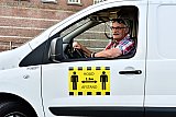 21-07-2020 Breda - Het RIVM heeft bekend gemaakt dat het aantal Coronabesmettingen weer flink oploopt men spreek van 1000 besmettingen. De GGD laat weten dat het belangrijk is de Coronaregels na te leven. Deze verkeersregelaar in Breda heeft om mensen op de regels te wijzen zelfs 1,5 meter gele waarschuwingsstickers op de portieren van zijn auto geplakt. - Fotokrant