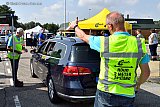 18-07-2020 Hazeldonk - Vanwege het vertrek van vakantiegangers is op de grensovergang een vakantiecheck gehouden. Waar bij geen 1,5 maar 2 meter afstand werd gehouden vanwege het Coronavirus. - Fotokrant