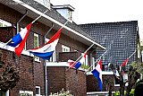 16-04-2020 Breda - In de stad hangen in verschillende straten de vlaggen half stok als eerbetoon aan de door het Coronavirus overleden docent van AVANS Hogeschool. - Fotokrant