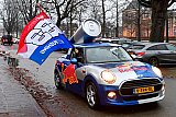 12-12- 2021 Breda - Nadat Max Verstappen wereldkampioen Formule 1  is geworden rijden er een aantal toeterende auto's van Redbull met nr 33 van Max  Verstappen vlag door de stad om de overwinning te vieren. - Fotokrant