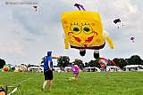 18-08-2024 Rijsbergen - Spongebob word opgelaten tijdens de  Rijsbergse vliegerdagen.  - Fotokrant