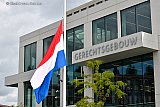 19&ndash;09-2019 Breda -  Vanwege de moord op advocaat Derk Wiersum hangt bij het gerechtsgebouw de vlag halfstok. Wiersum was ook rechter bij de rechtbank in Breda. De  moord op de advocaat word gezien als een &ldquo;Aanslag op de rechtsstaat&rdquo;. - Fotokrant