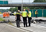 31-07-2024 Rucphen - Rijkswaterstaat plaatste groene zichtschermen om het verkeer dat langs kwam het zicht op de crash te onttrekken - Fotokrant