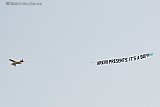 07&ndash;11-2020 Breda -Boven woonwijk De Haagse Beemden vloog eind van de middag dit vliegtuigje met een blijde boodschap. Terwijl het rondjes cirkelde boven De Asterd kreeg het motorstoring.  Vervolgens startte de piloot de motor opnieuw en vloog het vliegtuigje weg van de woonwijk.
 - Fotokrant