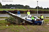 07&ndash;09-2019 Bosschenhoofd - Tijdens het onderzoek kijken agenten even naar boven. - Fotokrant