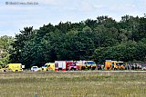 12-07-2020 Gilze - Rijen In het bos op de vliegbasis Gilze Rijen is een zweefvliegtuig neergestort. Hulpdiensten staan aan de rand van het bos. - Fotokrant