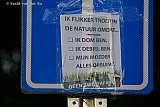 31-07-2026 Breda -Op een verkeersbord is met plakband de vraag. IK FLIKKER TROEP IN DE NATUUR OMDAT...  geplakt. - Fotokrant