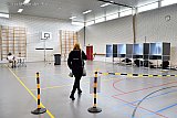 16-03-2022 Breda - Stemmen voor de gemeenteraadsverkiezingen in een sporthal in de wijk Haagse Beemden in Breda. De kiezer heeft hier alle ruimte.  - Fotokrant