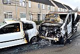 01-01-2024 Breda  - In De wijk Geeren- Noord had de politie de handen vol in de nieuwjaarsnacht. Hier gingen verschillende auto's in rook op. - Fotokrant