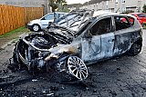 02-01-2024 Breda - In de stad is men de balans aan het opmaken van de vuurwerkschade.In de wijk Haagse Beemden brandde deze auto volledig uit. - Fotokrant