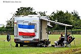 21-08-2022 Breda - De Vuelta kijken via de satteliet in de camper op een weiland in het buitengebied van Breda. - Fotokrant