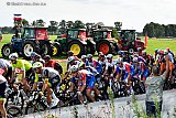 21-08-2022 Breda -  Hun trekkers stonden als stil protest in het weiland waar het peleton langs fietste.   - Fotokrant