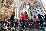 25&ndash;10-2019 Breda - De stad heeft bekend gemaakt dat volgend jaar de wielrenners van de VUELTA door de Grote of Onze Lieve Vrouwe kerk heen gaan.Dit peleton liet alvast zien hoe dat eruit gaat zien. - Fotokrant