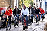 25&ndash;10-2019 Breda - Het peleton ging vervolgens richting tGinneken waar er bij Boerke een bidon werd overhandigd. - Fotokrant