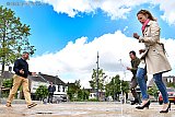 06-06-2020 Prinsenbeek - Na weken van lockdown vanwege het Coronavirus mochten de wethouders Bos en De Beer weer naar &lsquo;buiten&rsquo; voor een persmoment. - Fotokrant
